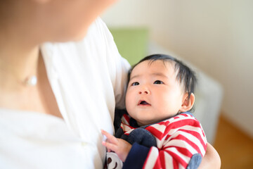 抱っこして見つめる赤ちゃん