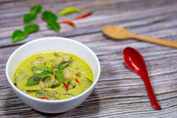 I cook green curry with pork for today's family dinner and it's also my favorite menu.