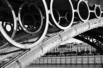 Detalle del puente de Triana sobre el Guadalquivir en la ciudad de Sevilla, España