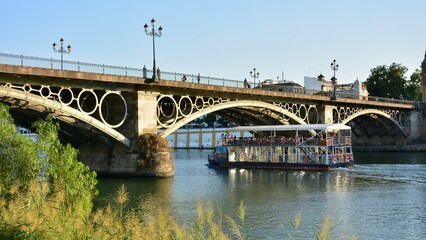Puente de Triana sobre el Guadalquivir en la ciudad de Sevilla, España