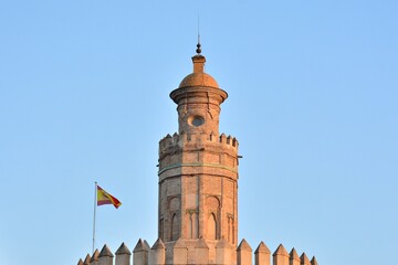 Detalle de la parte mas alta de la Torre del oro de Sevilla, España
