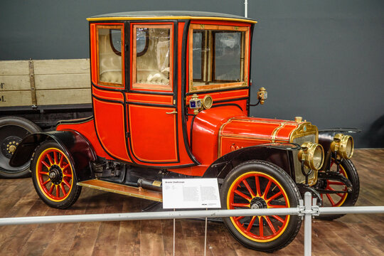 SINSHEIM, GERMANY - MAI 2022: Red Brasier City Coupe 1908