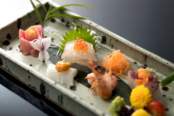 和食・新鮮で綺麗な刺身の盛り合わせ