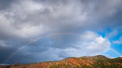 虹と紅葉