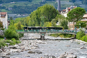 Stadtbus mit Drehscheibe Theaterbrücke - Ponte Teatro über den Fluss Passer, in Meran, Südtirol, Italien 16.09.2022	
 - obrazy, fototapety, plakaty