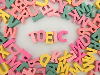 TOEICの単語がカラフルなたくさんのアルファベットに囲まれている