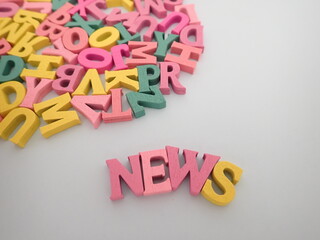 Fototapeta premium NEWSニュースの単語とたくさんのカラフルなアルファベット