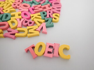TOEICの単語とたくさんのカラフルなアルファベット