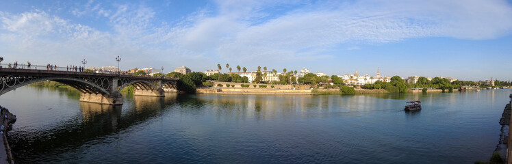 Naklejka premium panorámica de la ciudad de Sevilla desde Triana, España