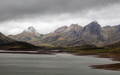 Peñas de Cubillas de Arbás from the Casares Reservoir on a cloudy autumn day, León, Spain.
