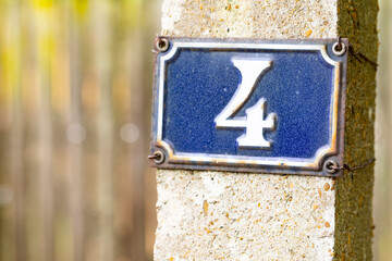 Número cuatro (4) en una casa