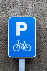 Se&ntilde;al de parking (aparcamiento) de bicicletats en una calle