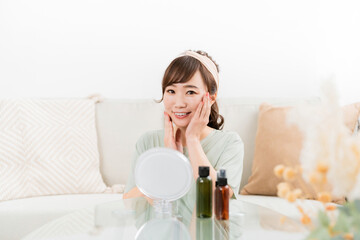 Fototapeta na wymiar 基礎化粧品・コスメを使う日本人女性（化粧水） 