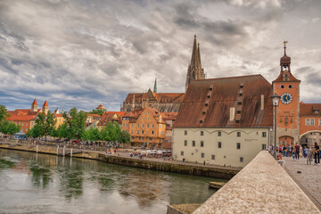 Obraz premium a beautiful view on a sunny day in the german city of regensburg