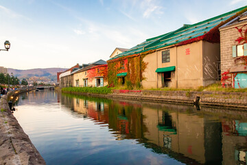 Fototapeta na wymiar 秋の小樽運河の風景と、夕焼けが近づく青空