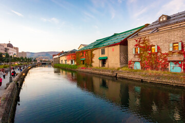 Fototapeta na wymiar 秋の小樽運河の風景と、夕焼けが近づく時間帯の青空