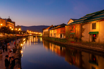 ライトアップされる小樽運河周辺の風景と、夕焼けから夜に変わる空