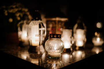 Palące się znicze na cmentarzu