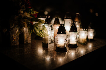 Palące się znicze na cmentarzu © rozentuzjazmowany