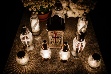 Palące się znicze na cmentarzu © rozentuzjazmowany