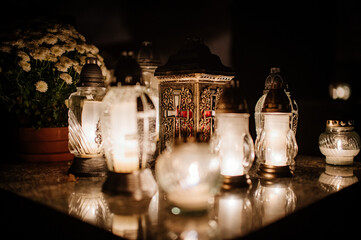 Palące się znicze na cmentarzu © rozentuzjazmowany