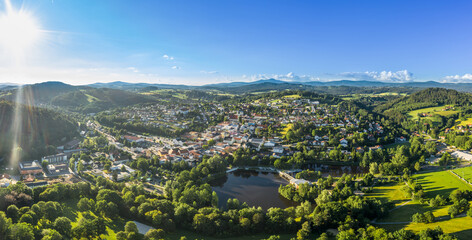 Luftaufnahme einer Drohne der Stadt Grafenau im bayerischen Wald mit Berg Arber Rachel Lusen im...