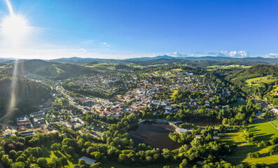 Luftaufnahme einer Drohne der Stadt Grafenau im bayerischen Wald mit Berg Arber Rachel Lusen im...