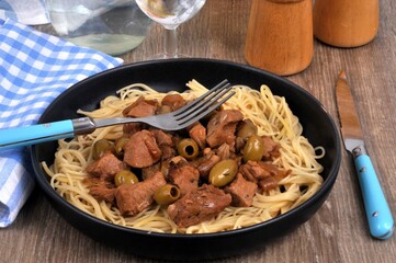  Assiette de veau aux olives avec des spaghettis