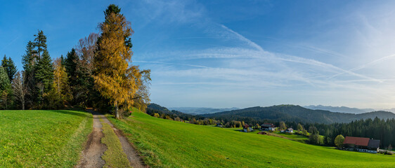 Herbstliches Panorama vom Pfänder über den Bregenzerwald, Dunst und Saharasand liegen in der Luft...