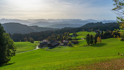 Herbstliches Panorama vom Pfänder über den Bregenzerwald, Dunst und Saharasand liegen in der Luft...