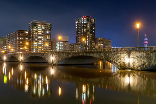 夜の信濃川と萬代橋