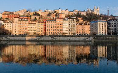 façades d'immeubles du Vieux Lyon se reflétant dans la Saône à l'aube colorée