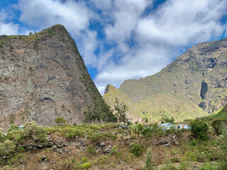 Fototapeta na wymiar Paysage de montagne dans le cirque de Mafate sur l'île de la Réunion