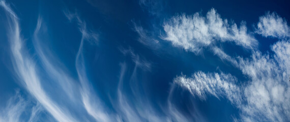 Fototapeta Błękitne niebo z białymi chmurkami , blue sky	 obraz