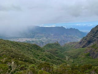 Vue sur la ville de Cilaos sur l'île de la Réunion, sur le sentier du GRR2