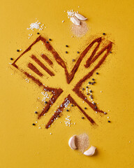 Ingredientes mexicanos en fondo amarillos reaizados con pimienta picante y ajos