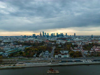 widok na panoramę Warszawy w pochmurny dzień