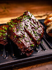 Costillas ahumadas por 16 horas y asadas al carbon