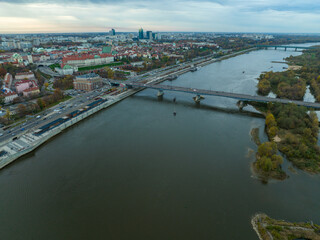 panorama warszawy z rzeką Wisłą i mostami w pochmurny dzień o zachodzie słońca, jesień - obrazy, fototapety, plakaty