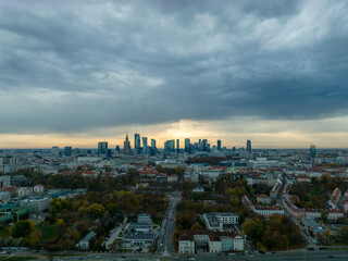 widok na panoramę Warszawy w pochmurny dzień