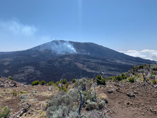 Le Piton de la fournaise en éruption sur l'île de la Réunion