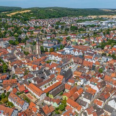 Fototapeta na wymiar Das Stadtzentrum von Tauberbischofsheim mit dem Marktplatz im Luftbild
