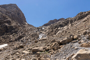 Fototapeta na wymiar path in the pyrenees in gavarnie in the direction of the breach of rolando