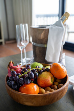 Eine Obstschale mit einer gek&uuml;hlte Champagnerflasche als Willkommensgeschenk in einem Luxushotel auf den Malediven