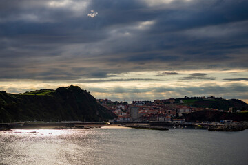 Pueblo mar&iacute;timo al atardecer