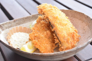アジフライ2つとレモンとタルタルソース