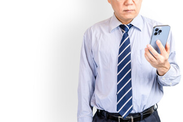 スマホの画面を見るビジネスマン