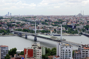 Goldenes Horn, links Golden Horn Metro Brücke, rechts Atatürk Köprüsü, Ausblick vom...