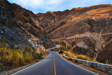 camino de carretera entre las montañas