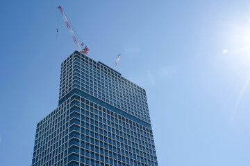 青空と建設中のビル